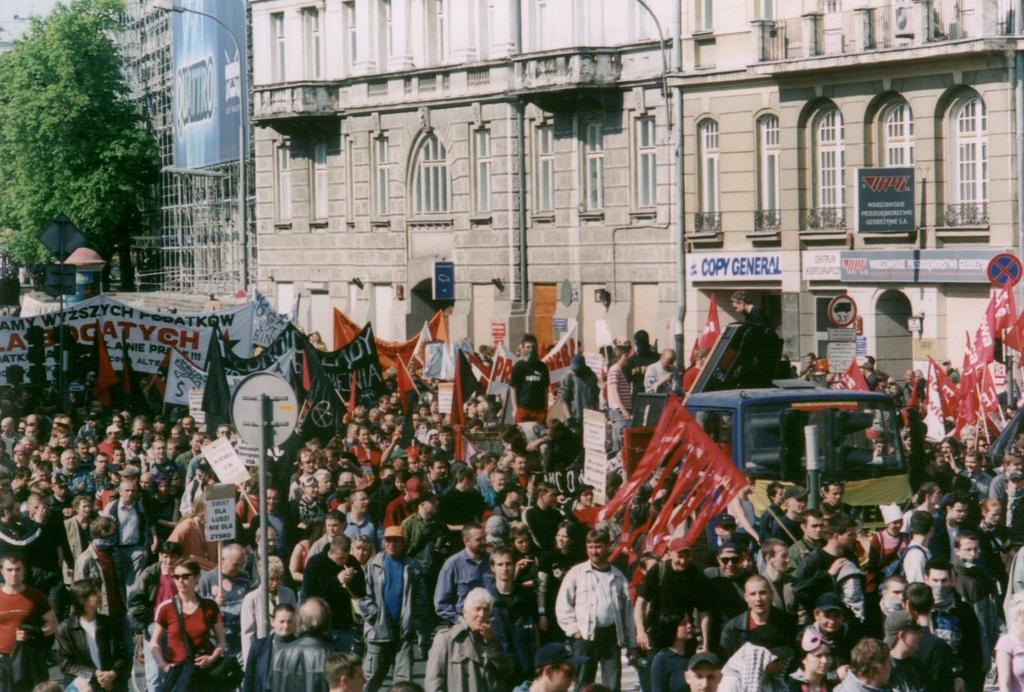 Európai Gazdasági és Szociális Bizottság: a civil társadalom érdekképviselete 353 tag Képviseli a szakszervezeteket, a munkaadókat, a gazdálkodókat, a