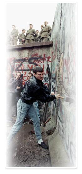 A nagy bővítés: kelet és nyugat egyesítése 1989 A berlini fal leomlása a kommunista korszak vége Az EU gazdasági támogatást nyújt: beindul a Phare-program 1992 Az Európai Unióhoz való csatlakozás