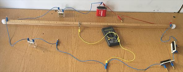 Zseblámpaizzó ellenállásának mérése Wheatstone-híddal Zseblámpaizzó (3,5 V, 0,2 A) foglalatban, 3 db különböző értékű ellenállás, 100