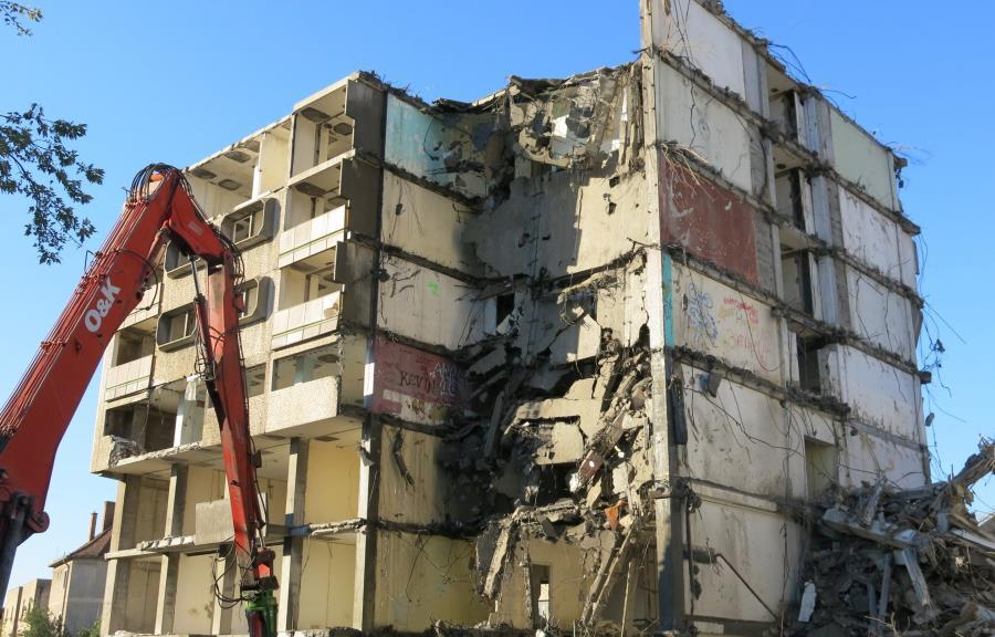 Egy raszteren belül először a homlokzati falpaneleket roncsolták szét és bontották ki az épületből (17.