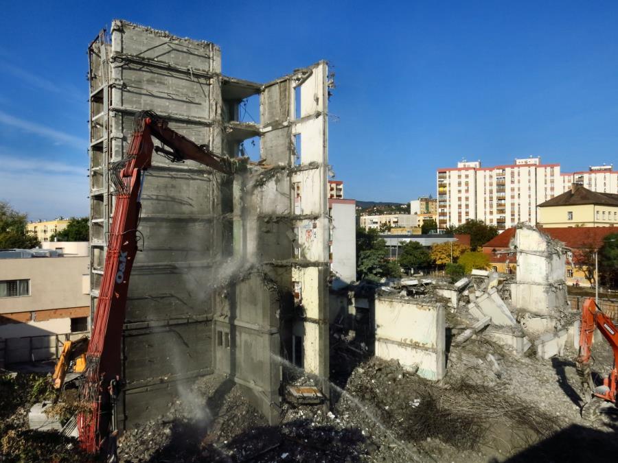 A vasbeton falak közötti épületszakaszok elbontását követően a több