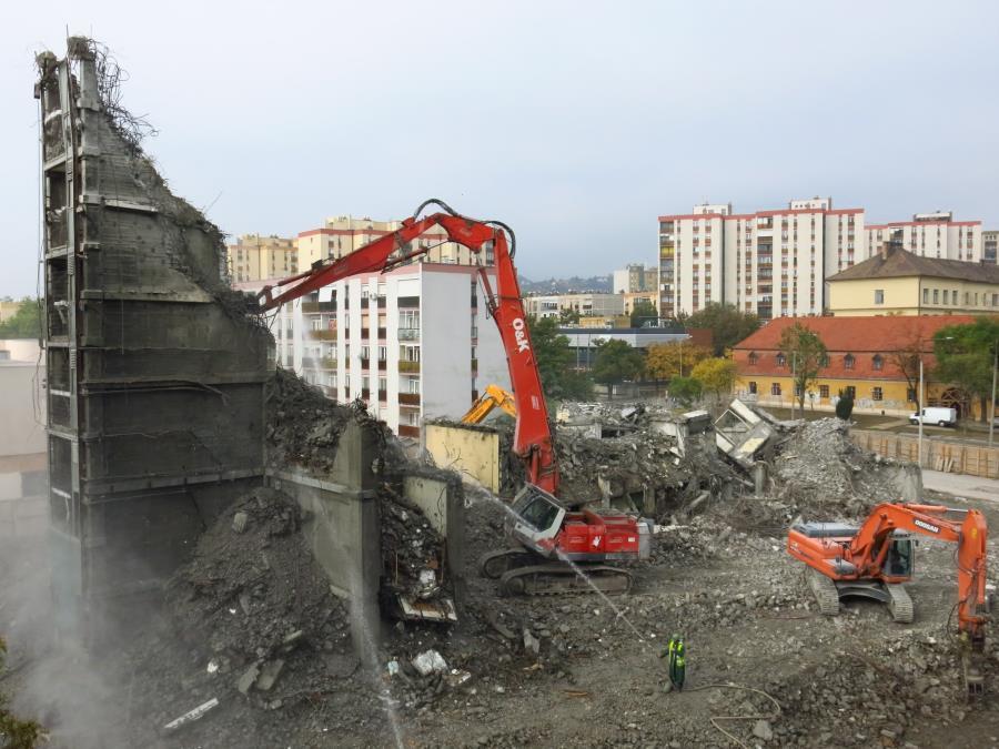 Az épület vázszerkezetének bontását 2016.