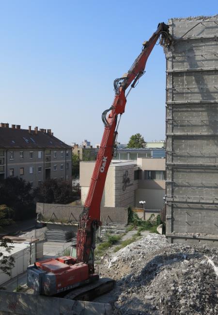 A toronydarut eltávolították és az épület alsó 7 szintjének a