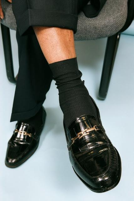 Zokni: A zokni viselésnek két aranyszabálya van: az egyik, hogy vagy egyezzen a cipő színével vagy fekete legyen, a másik, hogy érjen térdig.