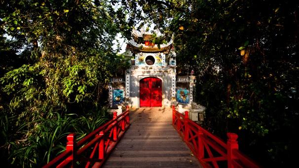 Az 1070-ben épített templom adott helyet a közoktatásnak is megnyitott Császári Akadémiának több mint 600 éven keresztül. Tovább megyönk Hanoi egyik legszebb tava, a Nyugati tó partjára.