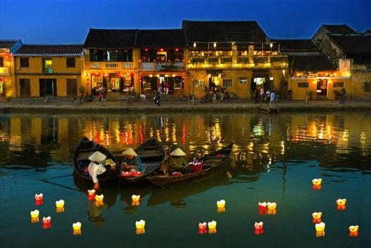 A folyó partjain és a torkolat szigetein felépült Hoi An kereskedővárosa évszázadokon keresztül Vietnam legfontosabb tengeri kikötővárosa volt.