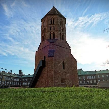 11. DÖMÖTÖR-TORONY 12. DÓM TÉR A Dóm előterében áll Szeged legrégebbi építészeti emléke, a Demeter-torony. A 4.