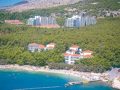 Szállodai akció: 15%! (03.15-ig a teljes összeg befizetése esetén) KÖZÉP-DALMÁCIA Trogir - Hotel Medena*** Fekvése: a szálloda Seget-Donji-ban emelkedôn található, 4 km-re Trogirtól.
