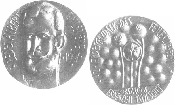 Bedő Albert díj (II.) 80 4-103 E: Középen stilizált szakállas férfi feje, félbalra lent a nyak mellett mesterjegy.