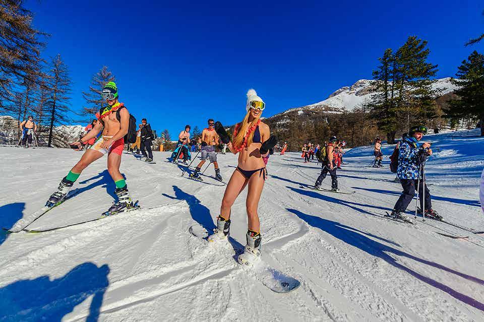 15 BIKINIS LECSÚSZÁS ÉS APRES SKI PARTY Gatyát, kabátot le, fürdőruhát, board shortot fel!