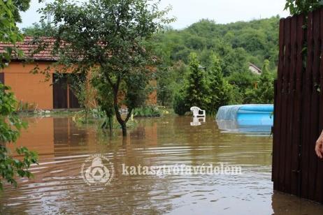 77 Emberi sérülés nem történt. 28. ábra: Özönvízszerű felhőszakadás és sárlavina Múcsonyban 7879 További ilyen eset volt a 2017.