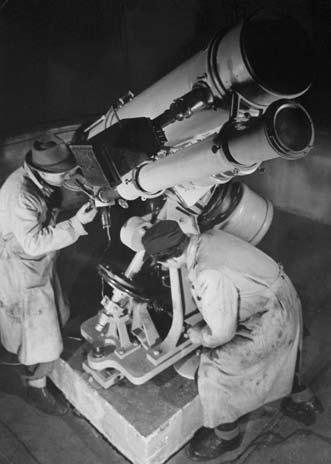 csillagászattörténet A 7 -es Merz-refraktor a gimnázium udvari bejárata elõtt hosszú szünetelés után, hivatalosan 1955. december 16-án kerülhetett sor a szombathelyi Uránia másodszori megnyitására.