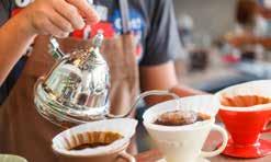 Ismerd meg kávékészítés fortélyait, és sajátítsd el a tudást a szakszerű kávéitalok elkészítéséhez: az eszpresszótól kezdve egészen a latte-ig, és próbáld ki a gyakorlatban a latte art alapjait is.