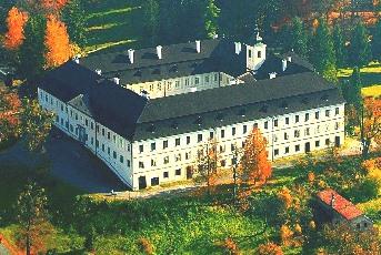 2. Poslanie múzea a jeho perspektívy Areál Národnej kultúrnej pamiatky (NKP) zahŕňa: - barokovo-klasicistickú budovu kaštieľa z roku 1750-5 ha parku a 25 ha lesoparku - budovu neskorobarokovej sýpky,