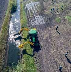 CSATORNA-KARBANTARTÁS A vízelvezető- és öntöző csatornák karbantartására John Deere 6195R traktorra szerelt HEMOS csatornatisztító gépeket ajánlunk.