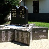 A gyásztéren felállított kopjafák sorát egy, háromalakos emlékmű (Rieger Tibor alkotása) zárja. 05.