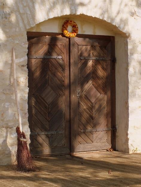 kétrétegű ajtók, melyek díszítése határtalanul szép és értékes.