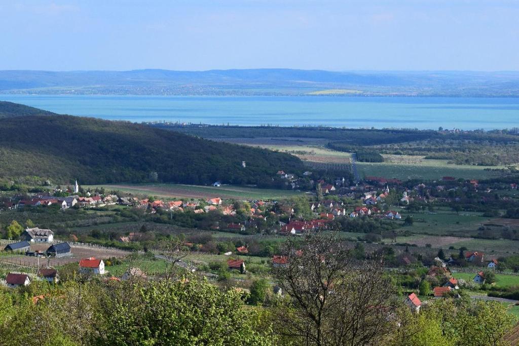 2.1 A táj A Balaton-felvidék egésze, s benne a Dörgicseimedence Magyarország egyik legcsodálatosabb tája.