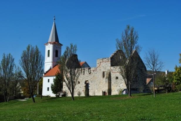 Az északi templomrész római kori épület alapfalaira épült, sok követ használtak fel belőle az építés során a XI. században. A XIII.