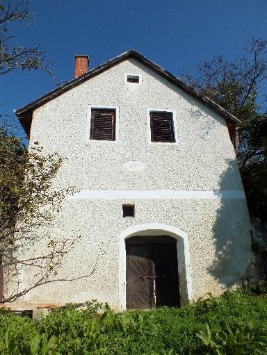 Présház, Becce-hegy 1206. hrsz Átalakításon átesett, de hagyományos, tájba illeszkedő képét őrző, kétszintes épület.