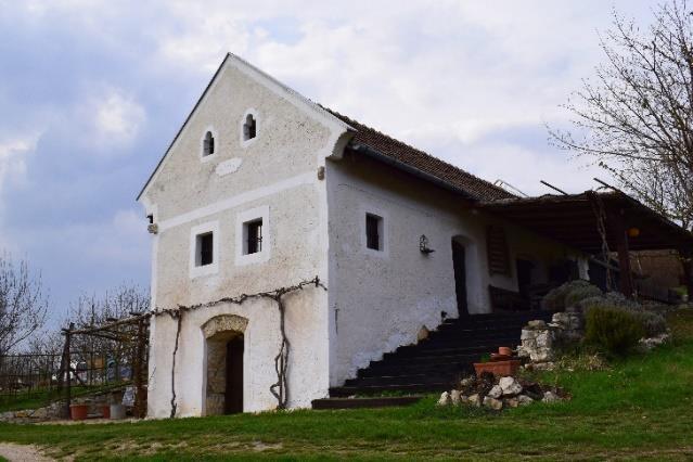 Présház, Becce-hegy 1119. hrsz Példásan, értékőrző módon felújított kétszintes épület.