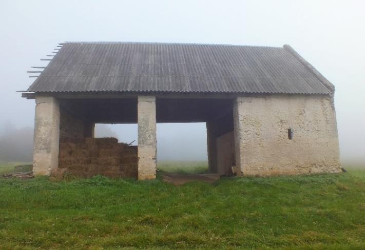 Oromzata macskalépcsős, nyílászáróit díszes fémlemezes borítás fedi, zöld színben.