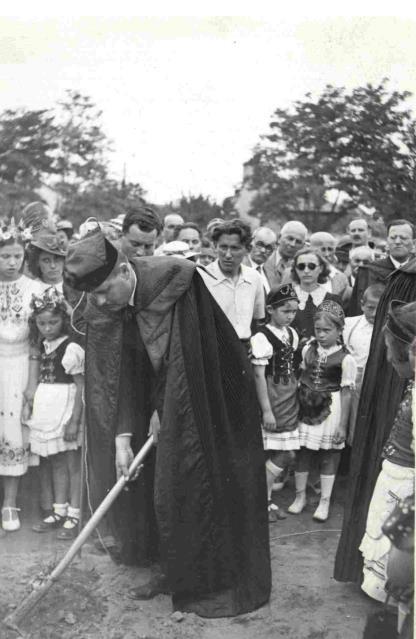 Alapítványt az eredeti Szeghalmy tervrajzok szerinti templomépítés és hitéleti támogatás céllal. -Az 1980-as években gázt vezetnek a templomba. -1967. ápr.23-án felavatják az alagsori templomot.