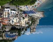 Az Amalfipart (Costiera Amalfitana) Nápolytól délre, Olaszország egyik legszebb tengerszakasza. A Vietri sul Mare és Positano városa közötti part nem véletlenül került fel az UNESCO listájára.