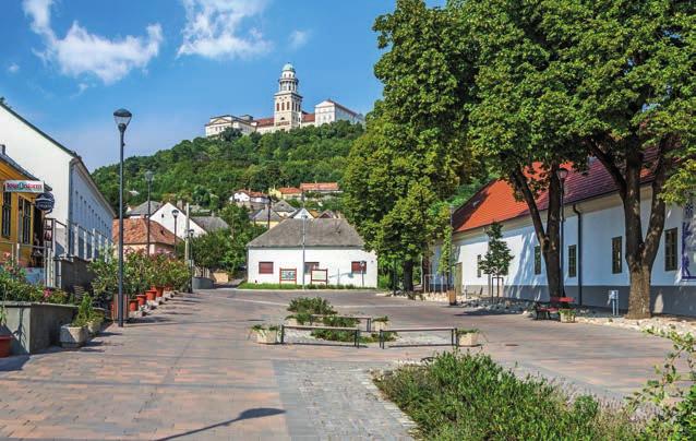 PANNONHALMA Pannonhalma régi nevén Győrszentmárton a bencés apátság tövében épült 4000 lakosú település, a Pannonhalma-Sokoróalja borvidék központja.