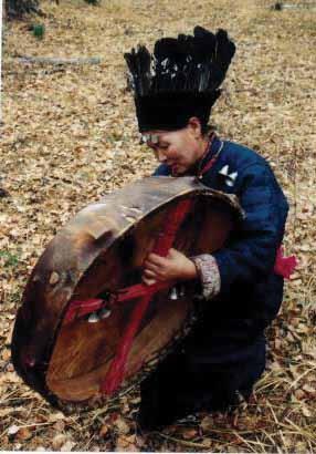 ) A sámánszertartás: hitvilágunk szerint a sámánok megfelelő szertartás keretében (dobolás, kereplés, tánc