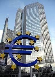 KBER és az EKB Szervezeti felépítés Monetáris integráció (benne eurozóna) keretét a Központi Bankok Európai Rendszere (KBER) adja Tagjai: KBER része az EKB és a tagállamok jegybankjai Működés