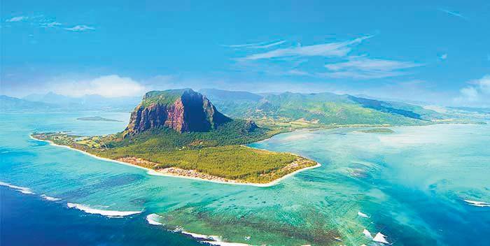 Az Indiai-óceánban óriási, ragyogó smaragdnak tûnô ország területe 2039 km 2, legközelebbi szomszédja Madagaszkár.