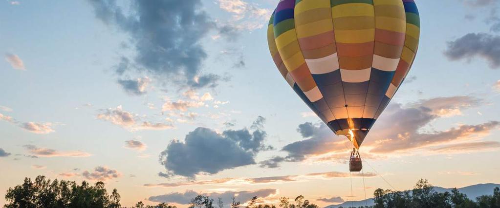LÉGI PROGRAMOK HŐLÉGBALLONOS IZGALMAK A hőlégballonos függeszkedés, azaz kötött lebegés hihetetlen élményt nyújt, általa belekóstolhatnak a résztvevők a harmadik dimenzió érzésébe.
