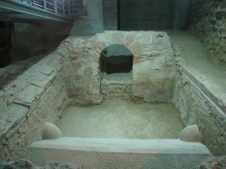Felszíni épületet nem sikerült azonosítani. 2007-től a Cella Septichora Látogatóközpont részeként látogatható. 15. kép. Az. 3. sírkamra felülről (Fotó: Mezős Tamás A III.