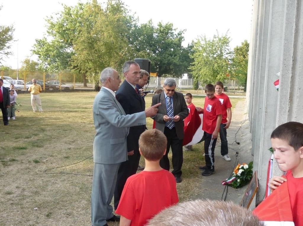 Bóbis Gyula emléktáblája előtt tisztelgők: Jobbról Pór László a Kecskeméti Olimpiai Barátok Bóbis Gyula Körének tagja,