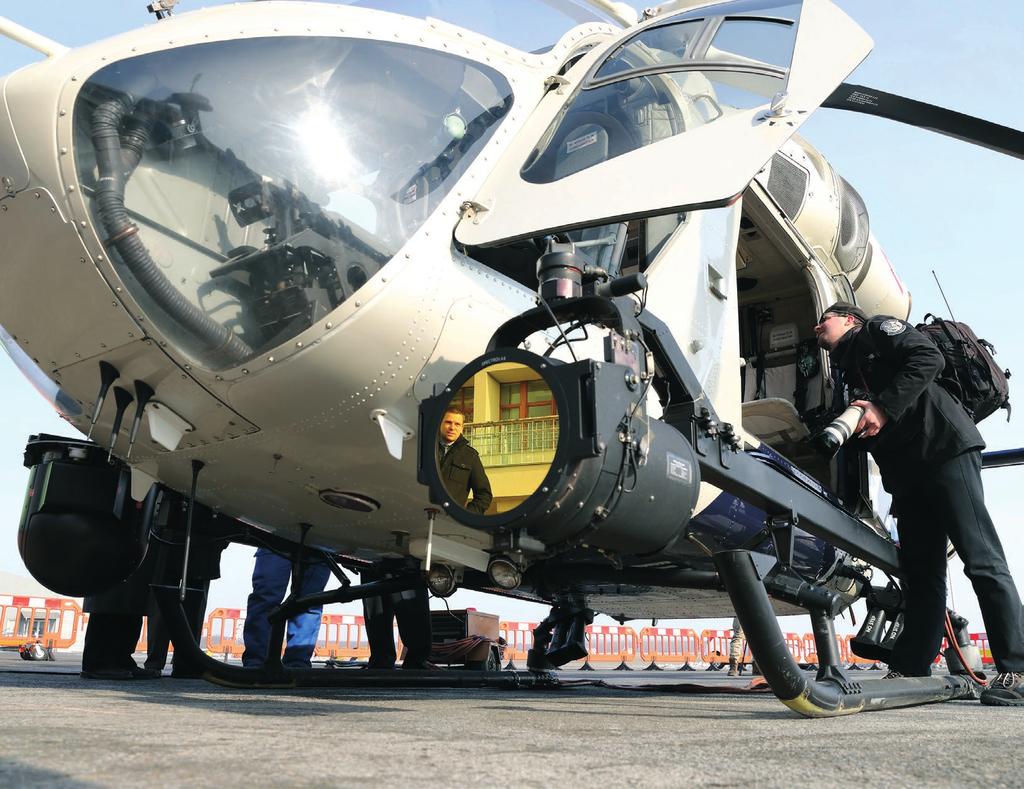 A hőkamerával felszerelt helikopterek jelentős mértékben segítik a szolgálati feladatok végrehajtását, különös tekintettel a határok védelmére, az eltűnt személyek felkutatására és a