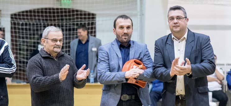 Az idén úgy döntött a vezetőség, hogy összefognak a Hét Krajcár gyermekélelmezési program szervezőivel. December 9-én a klub 300 adag ételt osztott ki a szociálisan rászoruló családoknak.