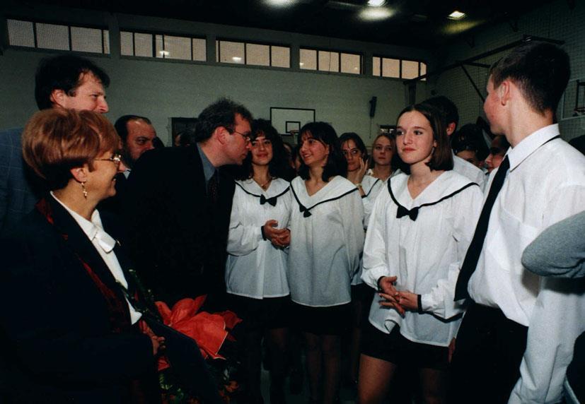 1999. december 8-án Pokorni Zoltán oktatási miniszter és Csabai Lászlóné polgármester részvételével