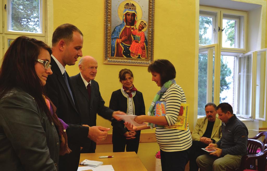 Tárkány Margit, a dési 1-es számú Általános Iskola igazgatónője fogadta a küldötteket. Kíséretében a dési Rózsahe- A Rákóczi Szövetség 2016-ban a vajdasági Magyar Nem- lőknek szóló kampányleveleket.