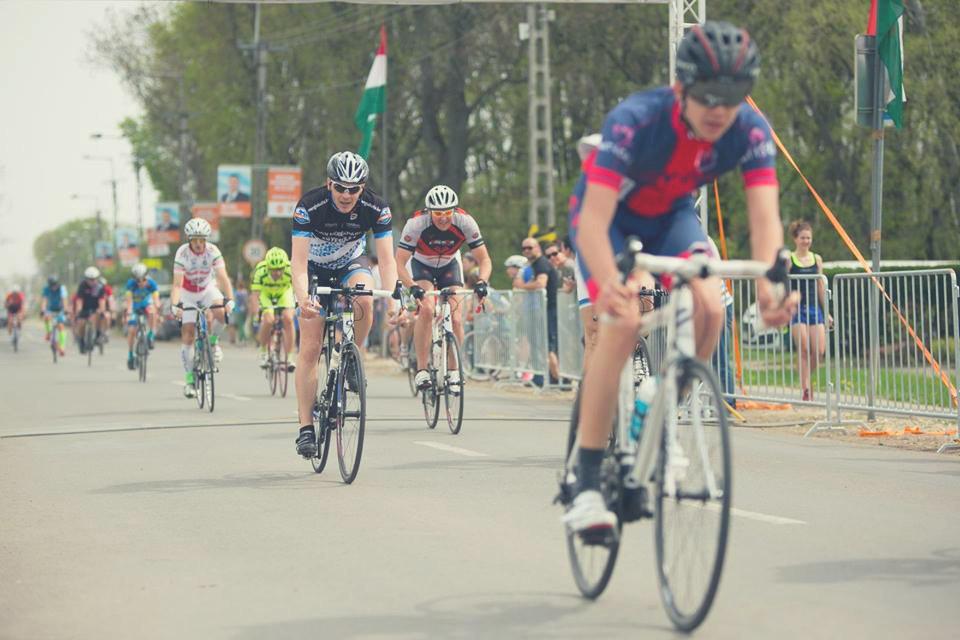 HATÁRON TÚL Május 5-én szombaton, a Tour de Tisza-tó nevet visel 65km-es tó kerül országúi versenyen állt rajthoz Laczka Rita, aki a viharos erejű szélben 2 óra 12 perces id vel teljesítette a távot,