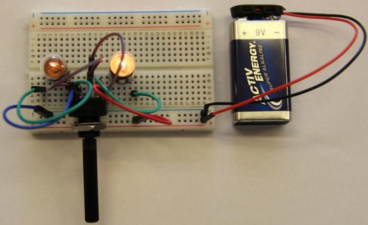 A potenciométer tekerésével az egyik izzóra több, a másikra kevesebb feszültség jut, és ez az izzó fényerejének változásával jobban szemléltethető, mint egy voltmérővel. 8.