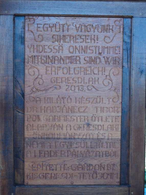 Magyarul, németül és finnül olvashatjuk a település határában álló táblán (12. kép), a kilátó emléktábláján (13.