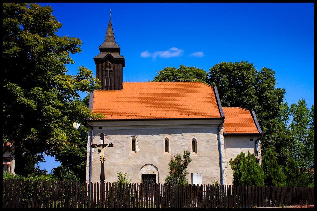 A maconkai Szent István templom Bátonyterenye műemlékei közül legjelentősebb a magyar középkori építészet és festészet szempontjából az egykori Maconka község temploma.