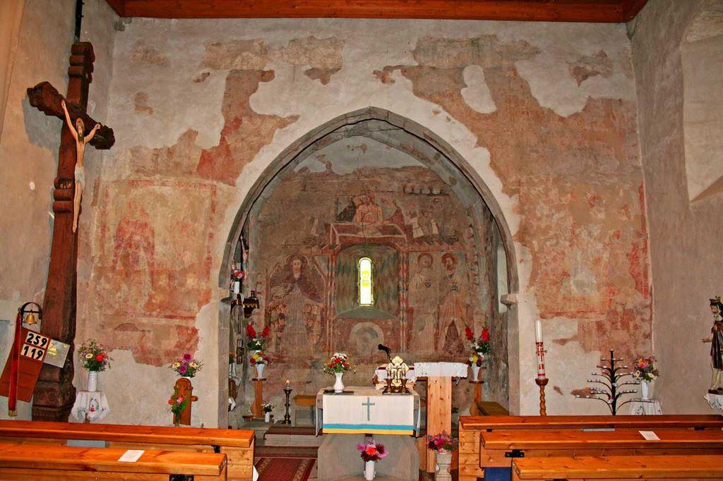 A templomi freskók A freskók jelentőségét, Dr. Prokopp Mária művészettörténész alábbi elemzése is megerősíti. Maconka kis dombon álló XIII.