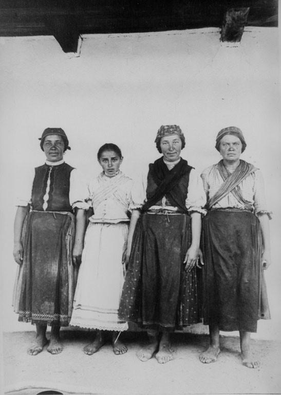 3. 3.1. N i öltözetek Az asszonyok ruházata Az asszonyok ruhaféléb l négy hosszú inget, három bugyogót, két fodros szoknyát, három dologra való zubbonyszoknyát és egy ünnepl ráncos szoknyát visznek.