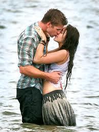 A csók mindent elmond Ahogy a híres Cher számban is hallható If you want to know if he loves you so it