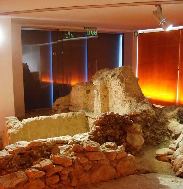 A megmaradt falak felső részén a tér belseje felé indulóan boltindítás-maradványok mutatják, hogy a sírkamrában egykor dongaboltozat volt, a falakon rózsaszínes vakolat.
