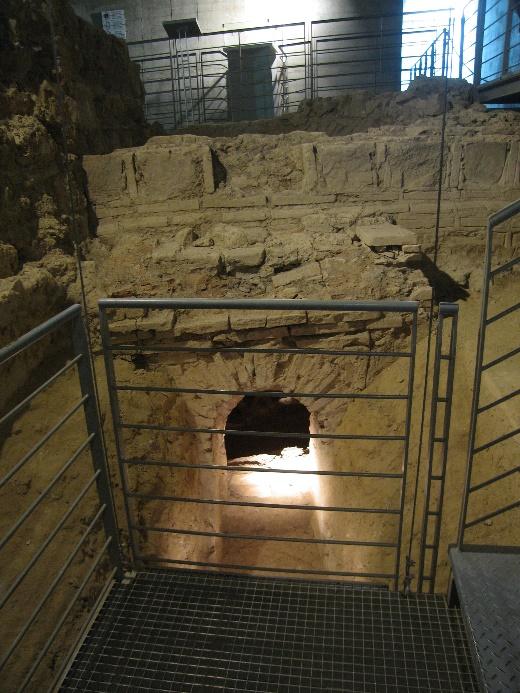 18300 2003-ban az V. sírkamrától délre került elő, Gábor Olivér tárta föl.