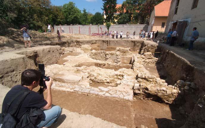 A feltárt cella trichora maradványai D felől. A kép előterében a narthex fölvezető lépcsője látszik.