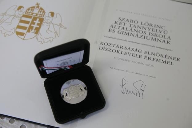 A Köztársaság Elnökének Díszoklevele Éremmel kitüntetés A Köztársaság Elnökének Díszoklevele Éremmel kitüntetés a magyar nemzet közösségének